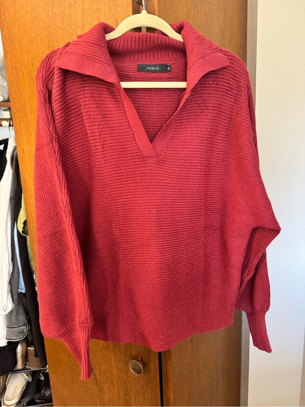 Zessica red V-neck ribbed sweater with relaxed collar